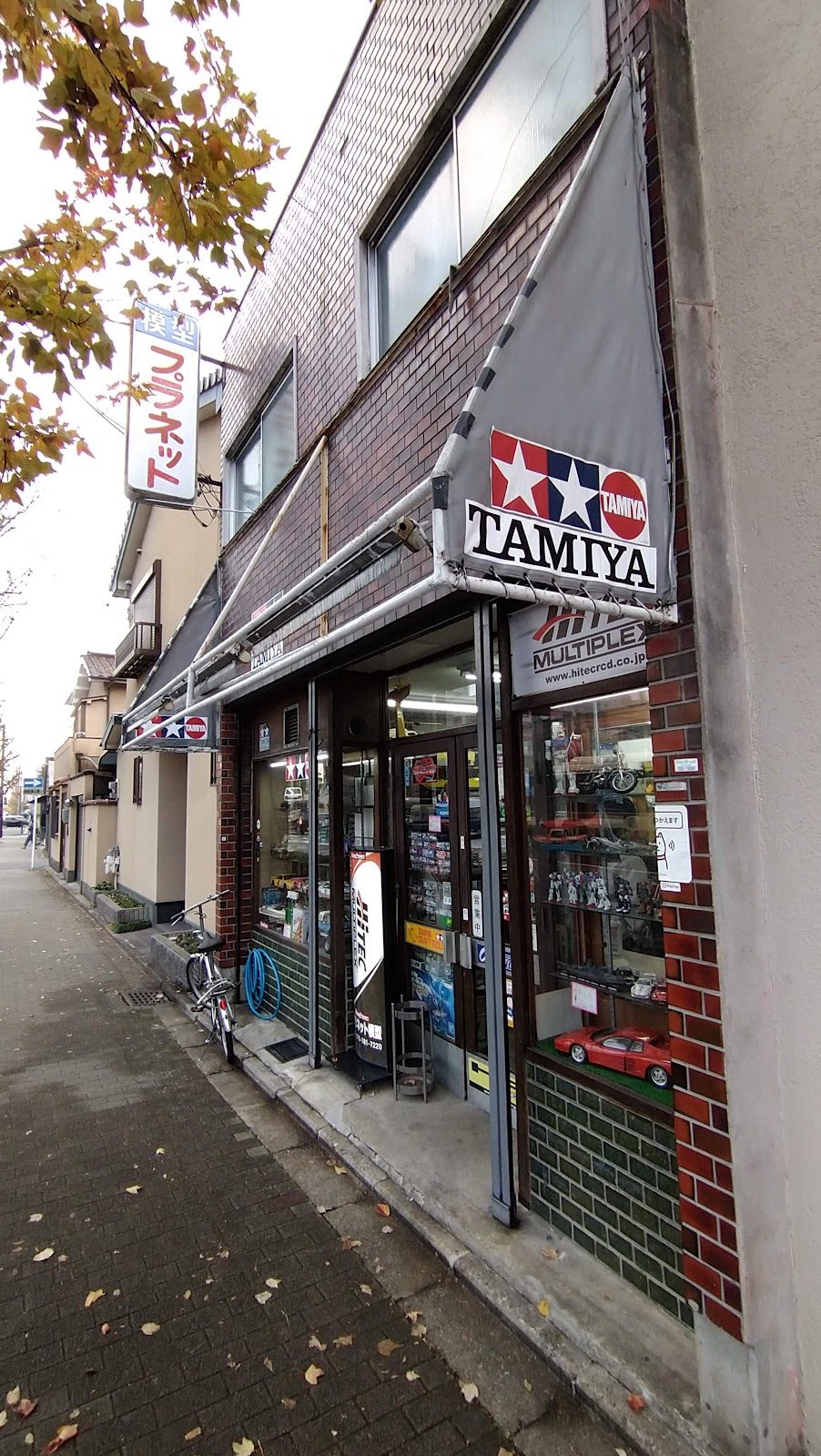 タミヤの看板がある模型店の外観と店先のショーケース