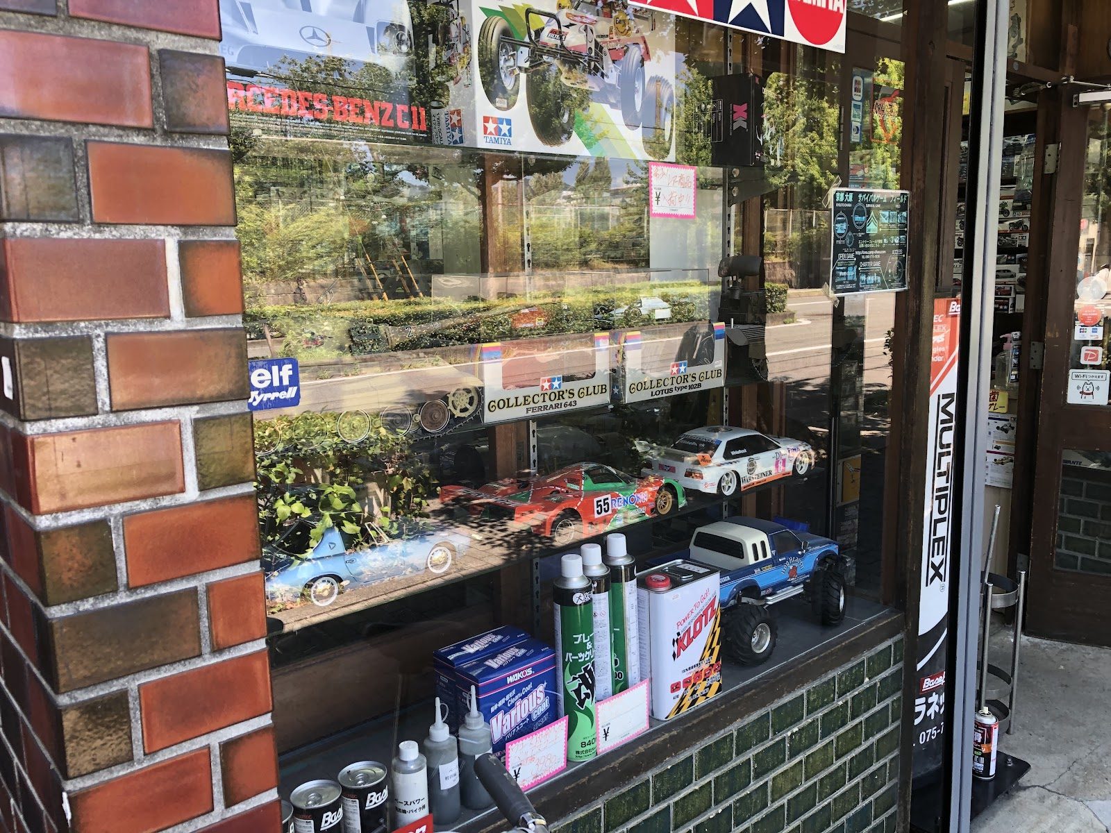 ラジコンカーや模型用品が並ぶ店舗のショーウィンドウ