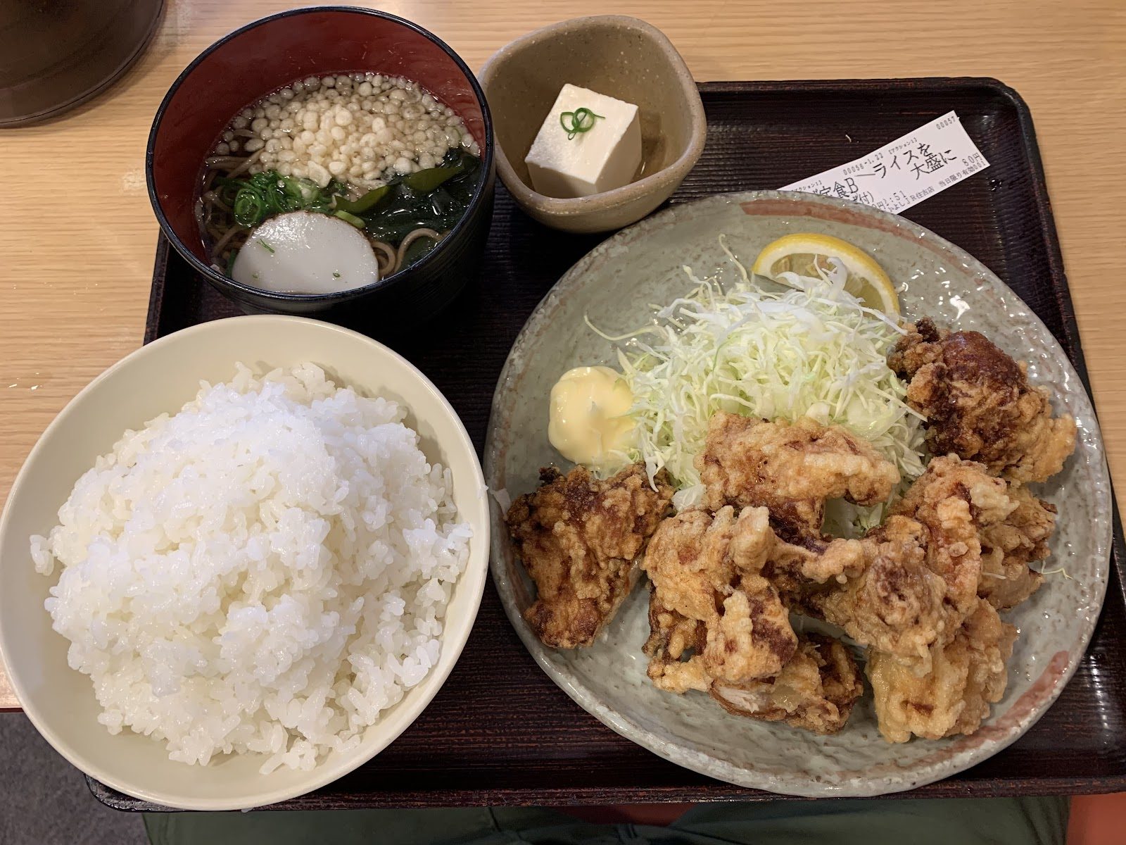唐揚げ、ご飯、味噌汁、冷奴が載った定食