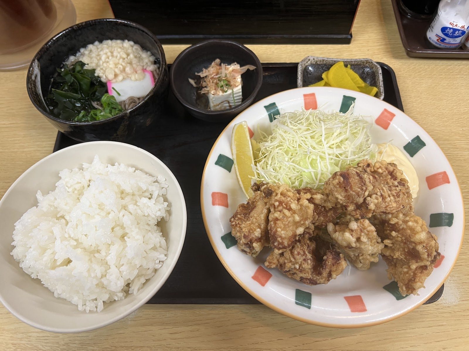 唐揚げ、ご飯、味噌汁、冷奴、漬物が並ぶ定食