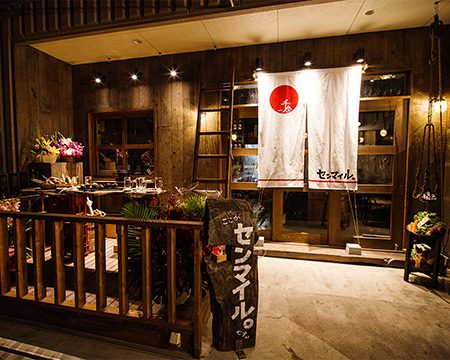 木の格子と白い暖簾が並ぶ和風の店内装飾