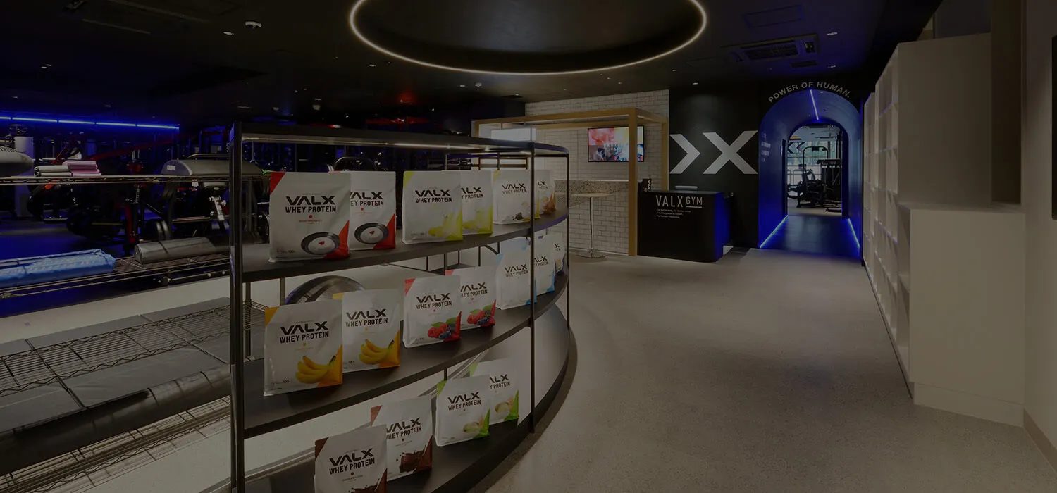 VALX GYMのトレーニングマシンが並ぶジムの内部