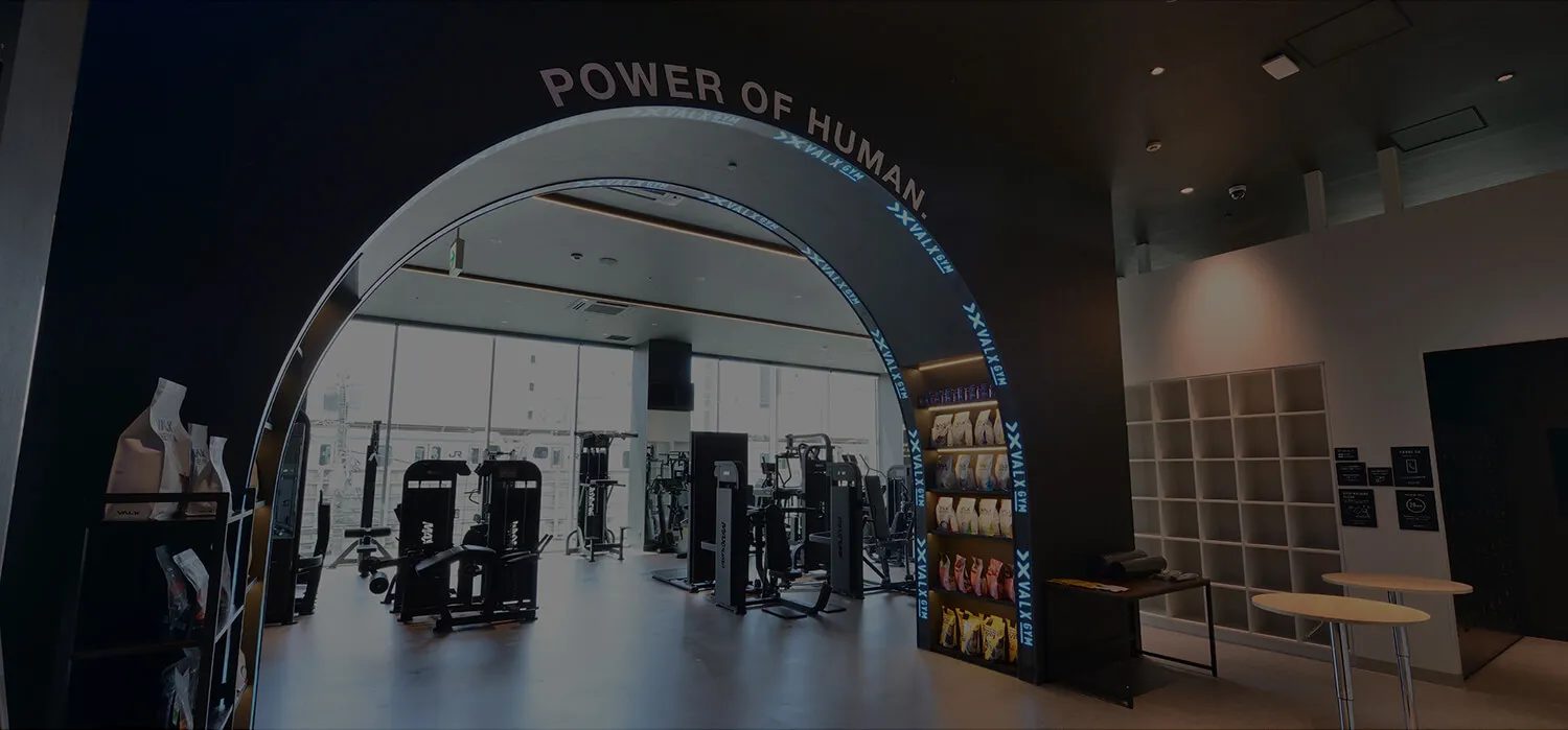 ジムの壁面に「POWER OF HUMAN」の文字が描かれたインテリア