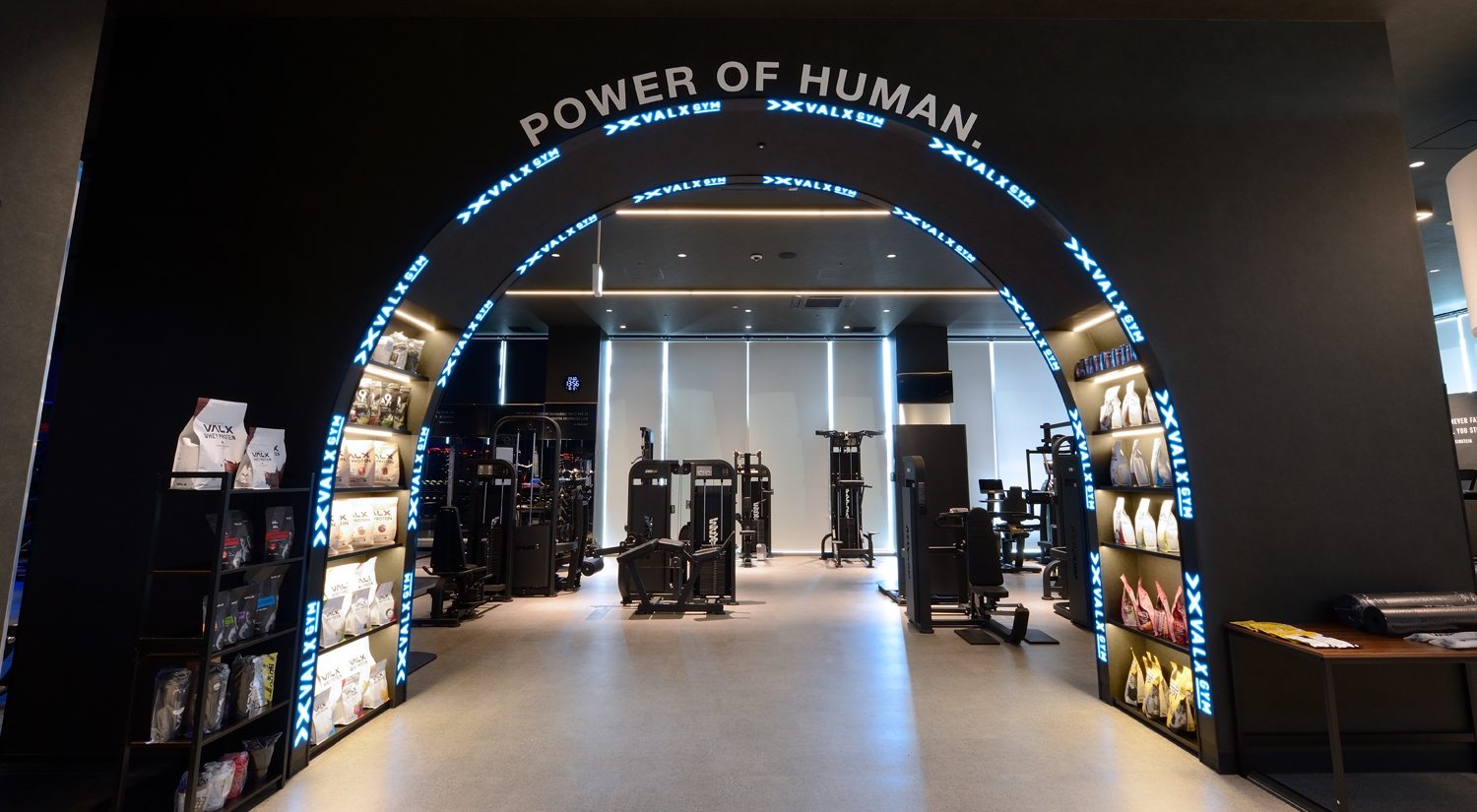 VALX GYMの店内、トレーニングマシンが並ぶフロアの様子