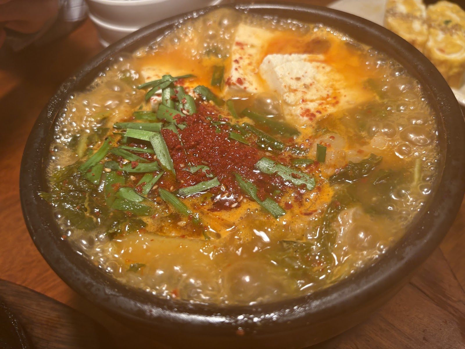 赤いソースと野菜をのせた料理が大皿に盛り付けられている
