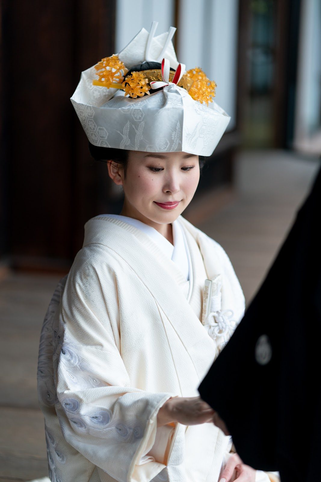 Atelier IRO|白無垢と角隠しを身にまとった花嫁の横顔
