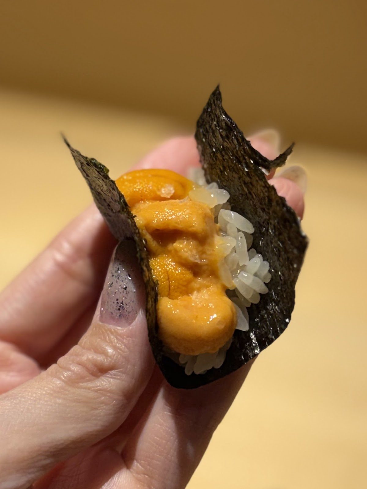 海胆、虾、三文鱼等寿司整齐排列在盘中