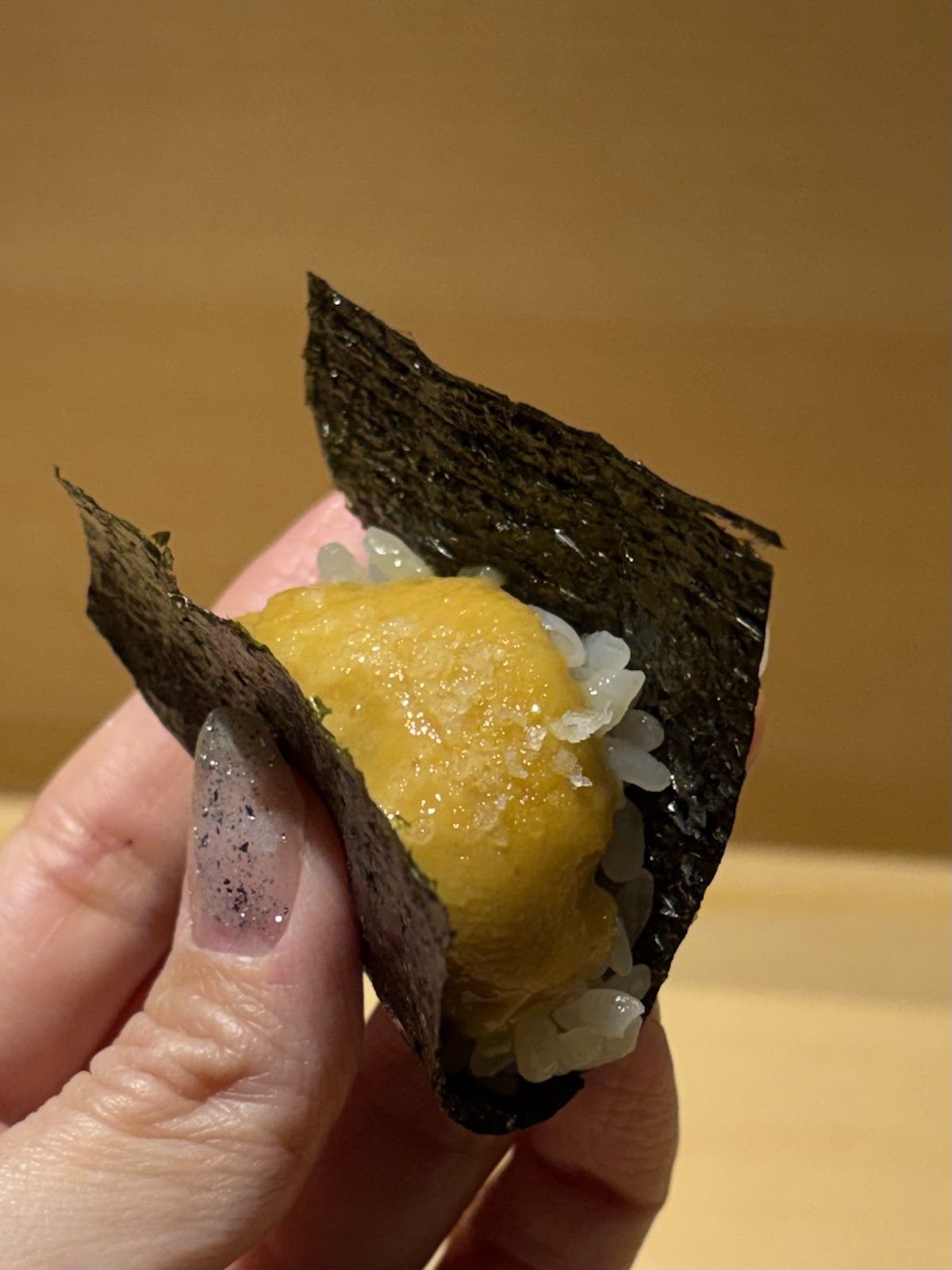 黄色いタレをかけた海老の握り寿司が並んでいる