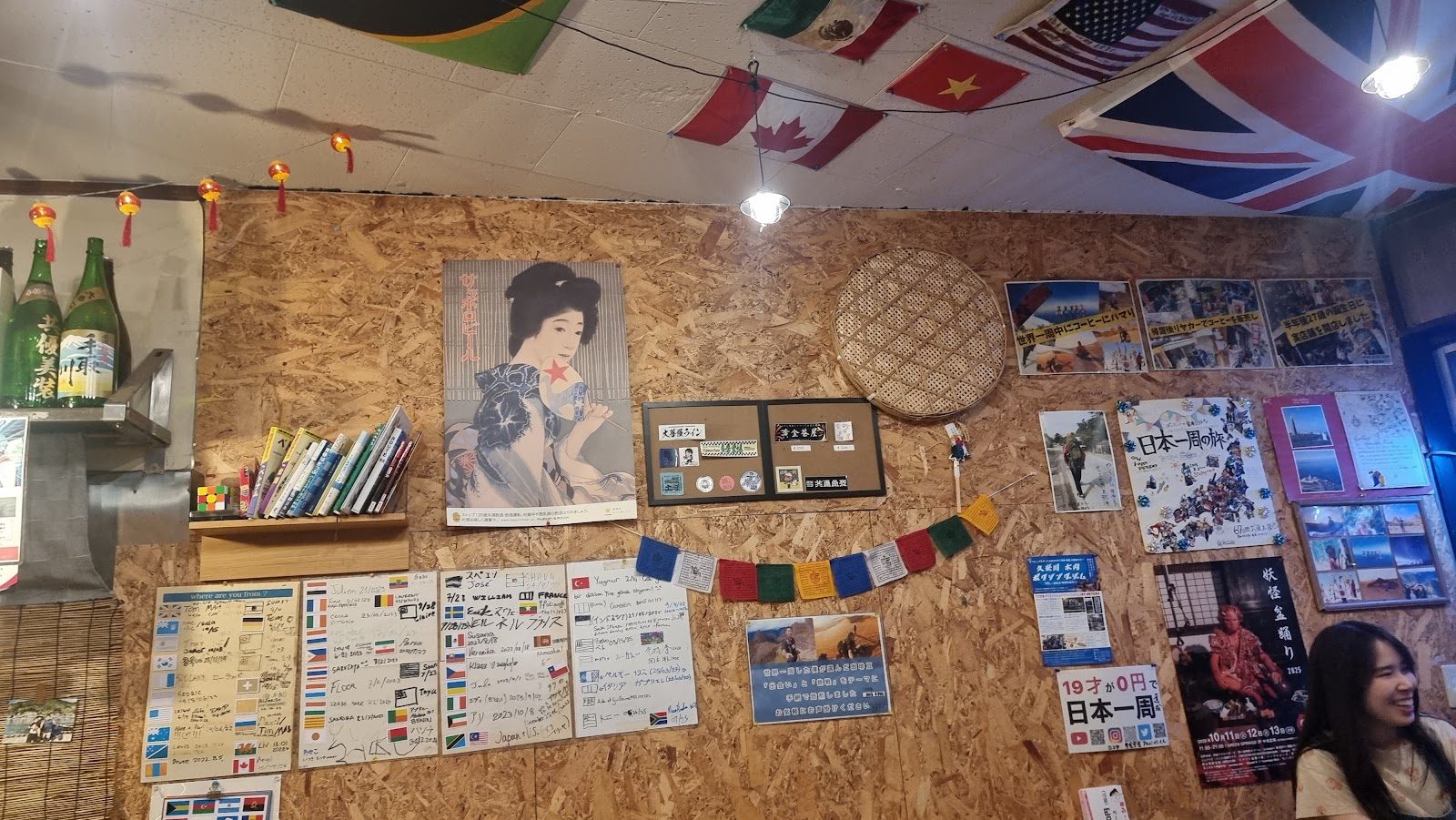 天井に各国の国旗、壁に写真やカードが貼り付けられた店内の様子