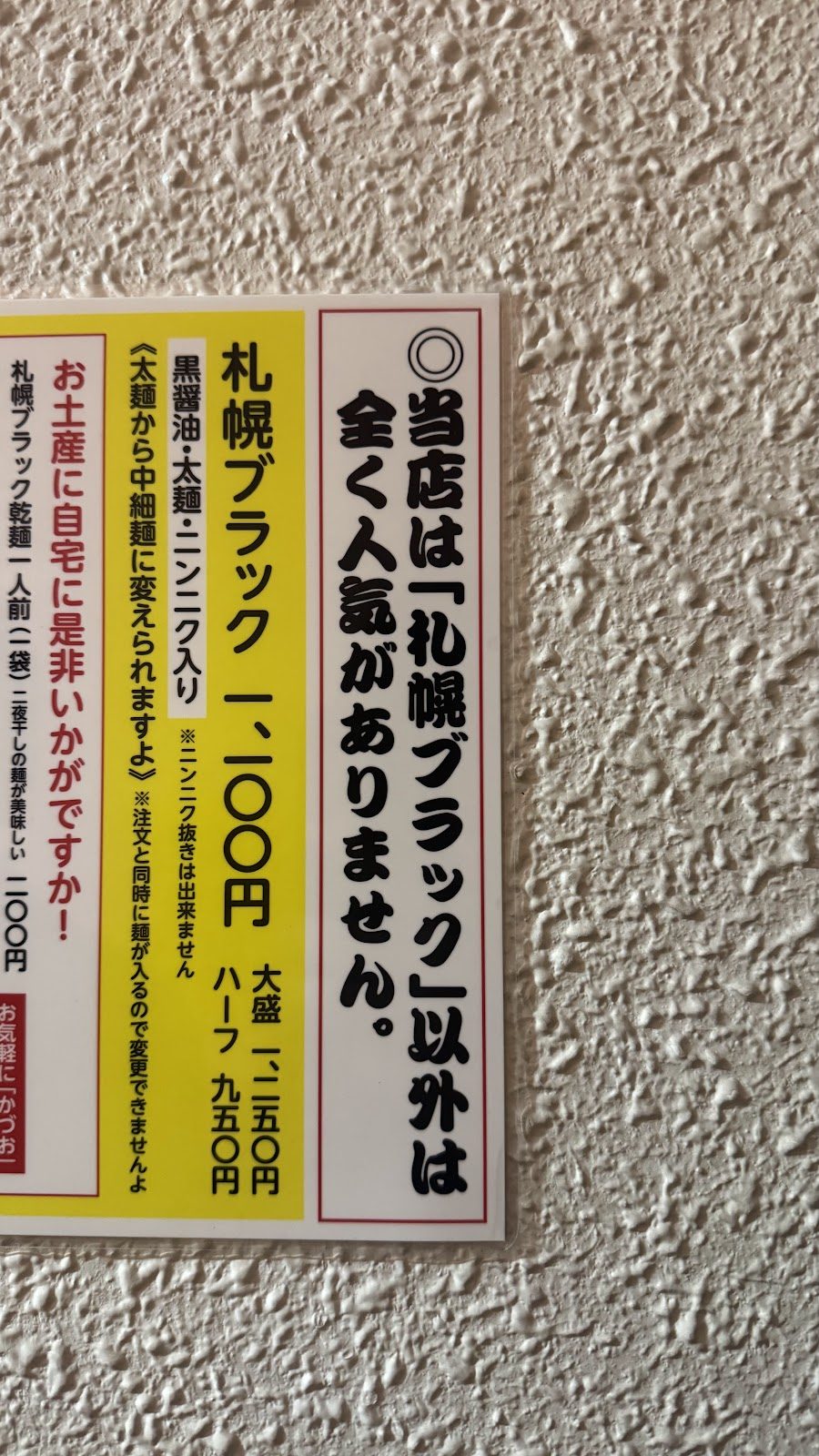 白い器に盛られた鰹のたたきと薬味の料理