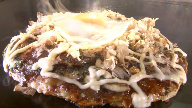 ソースとマヨネーズを絞ったお好み焼き