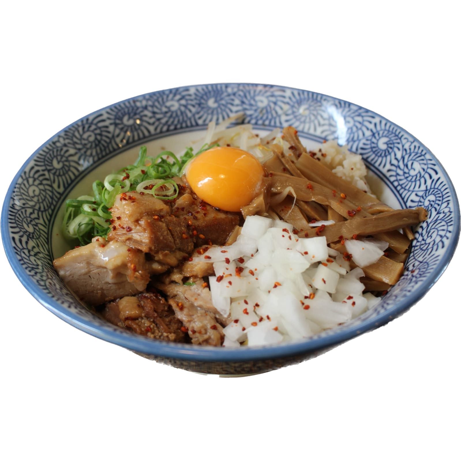 青い器に盛られた麺料理。卵、肉、ネギ、白い具材がのっている