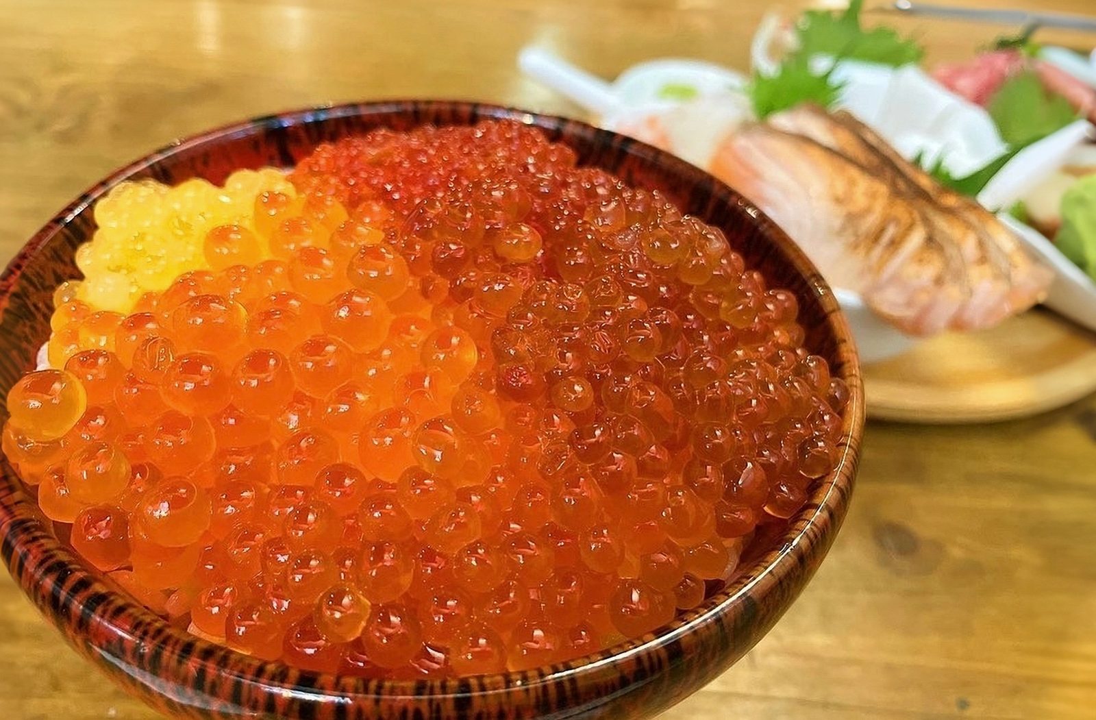 濃厚鶏麺ゆきかげラーメン 三ノ輪|丼にたっぷりのイクラが盛り付けられた料理の写真