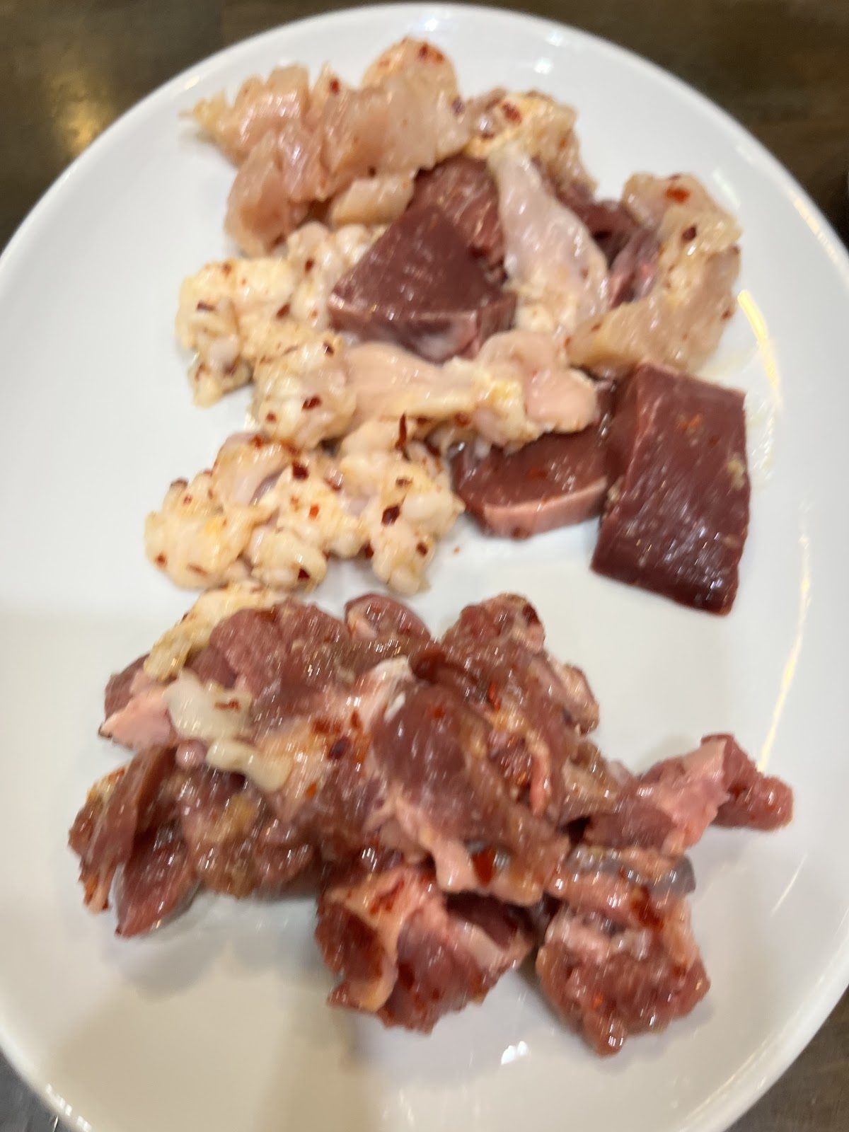 炭火で焼かれる肉が並んだ円形のグリル