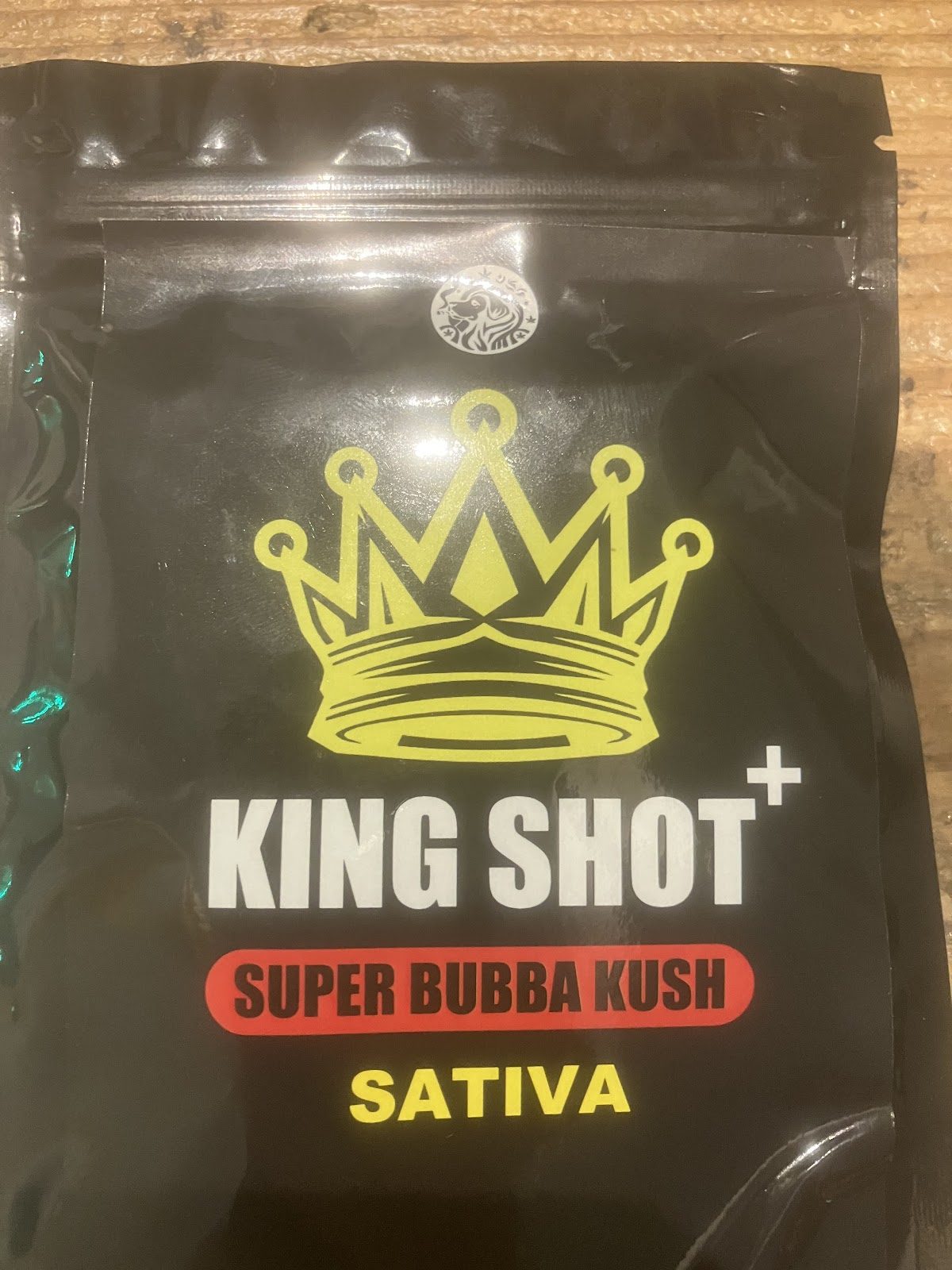 「KING SHOT」の文字と王冠のロゴが入った黒いパッケージの商品