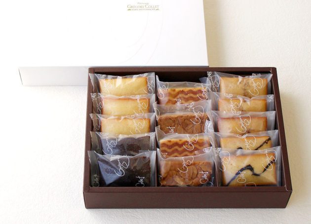 焼き菓子が詰められた箱が複数並んでいる様子