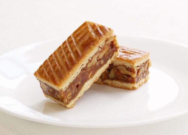 焼き色のついたクロワッサンが多数並んでいる様子