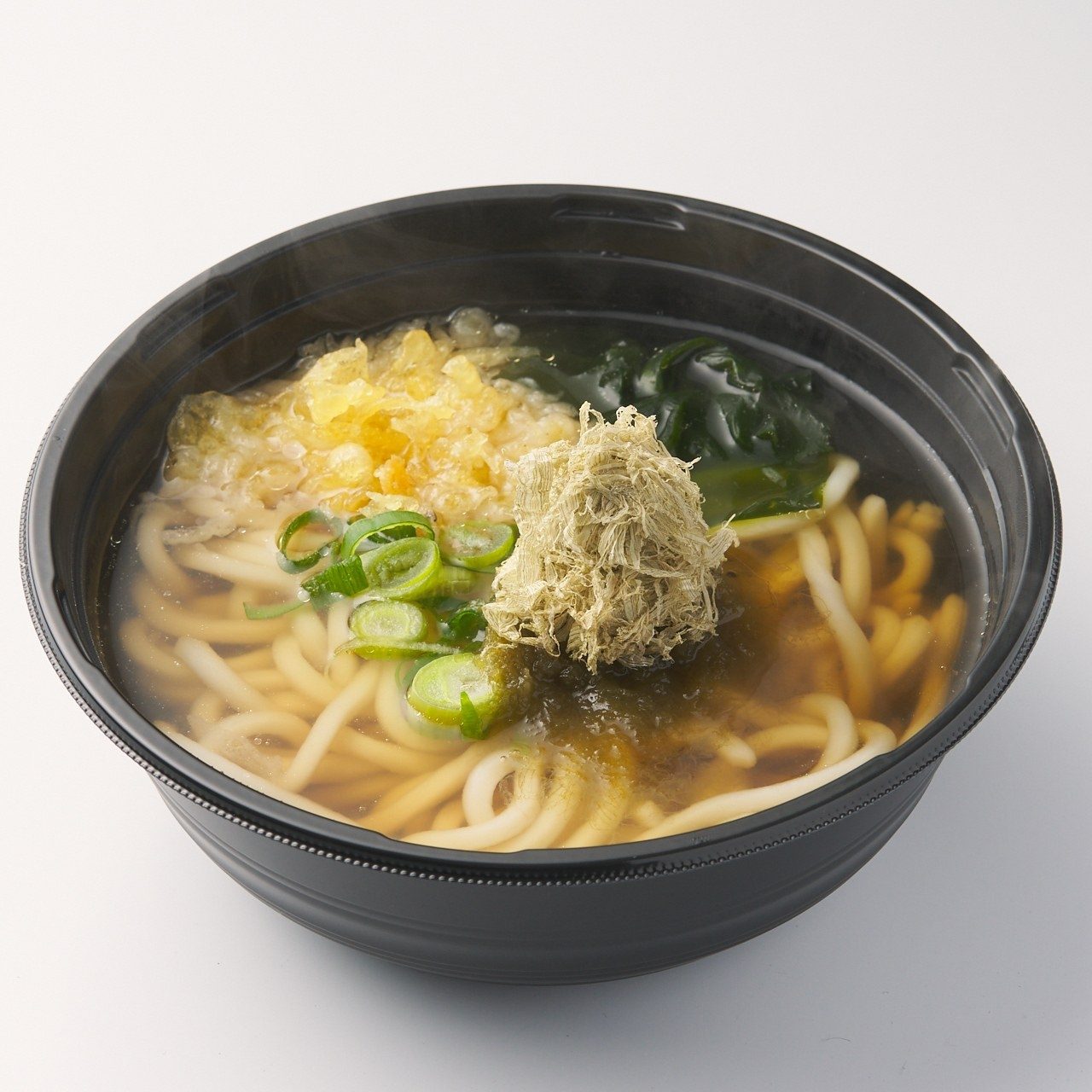 天かす、わかめ、ねぎ、削り節が乗ったうどん