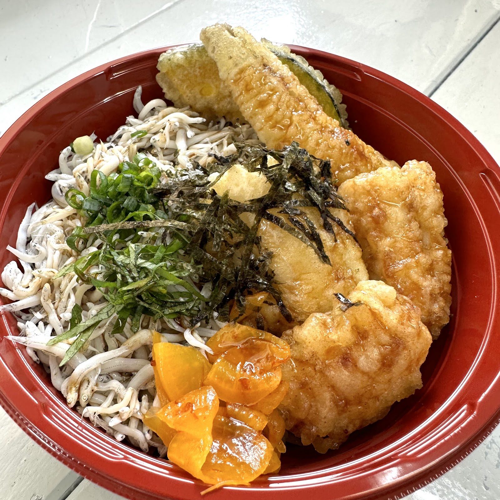 天ぷら、もやし、刻みねぎ、海苔、漬物が盛り付けられた丼料理