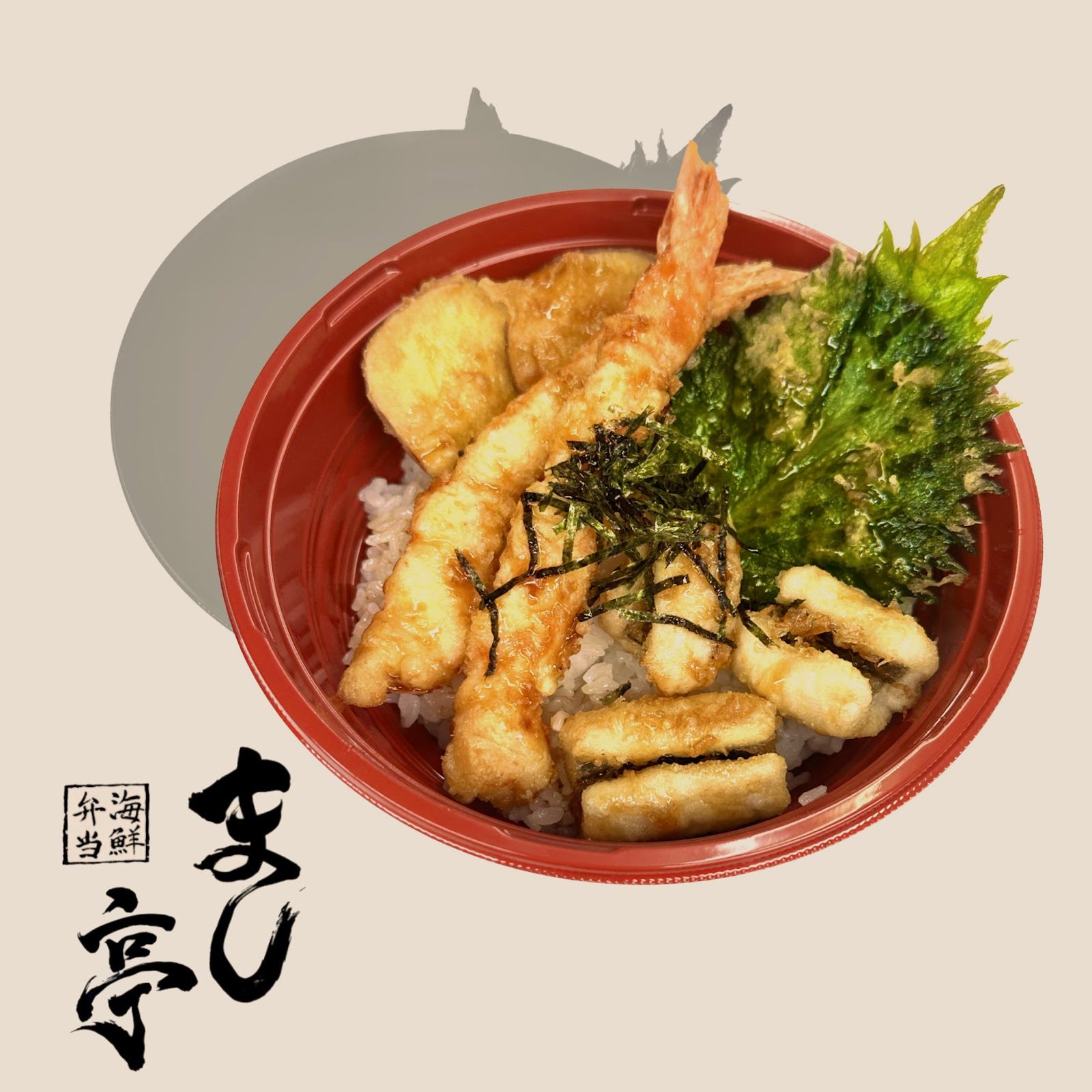 赤い容器に入った天丼に、海老や野菜の天ぷらが盛り付けられている。
