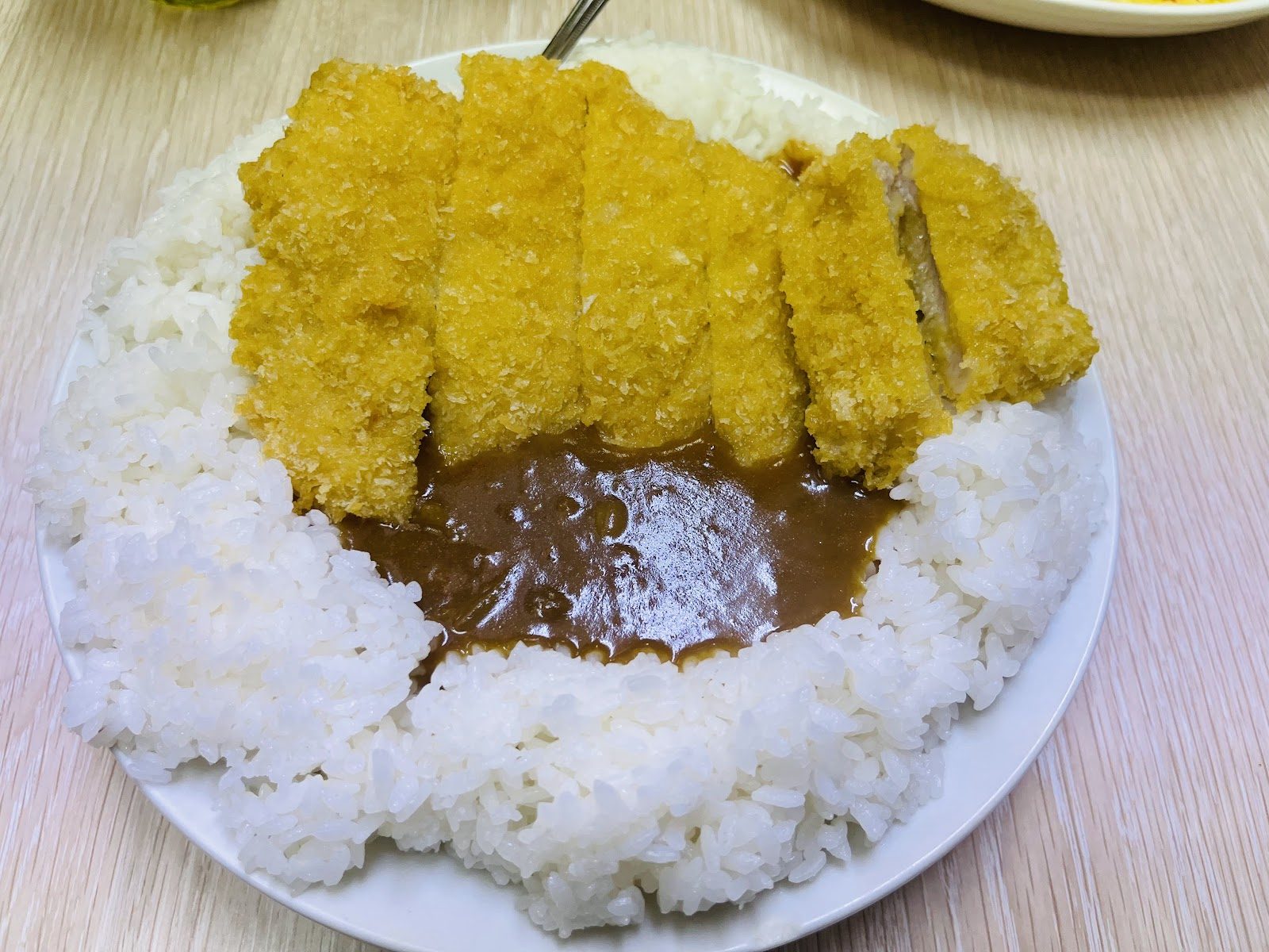 黄色い卵をのせた丼ぶりの料理が複数皿並んでいる