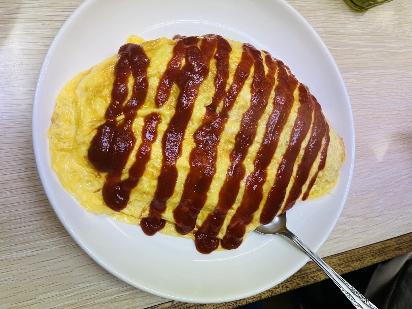 白い皿に盛られたオムライスとスープ