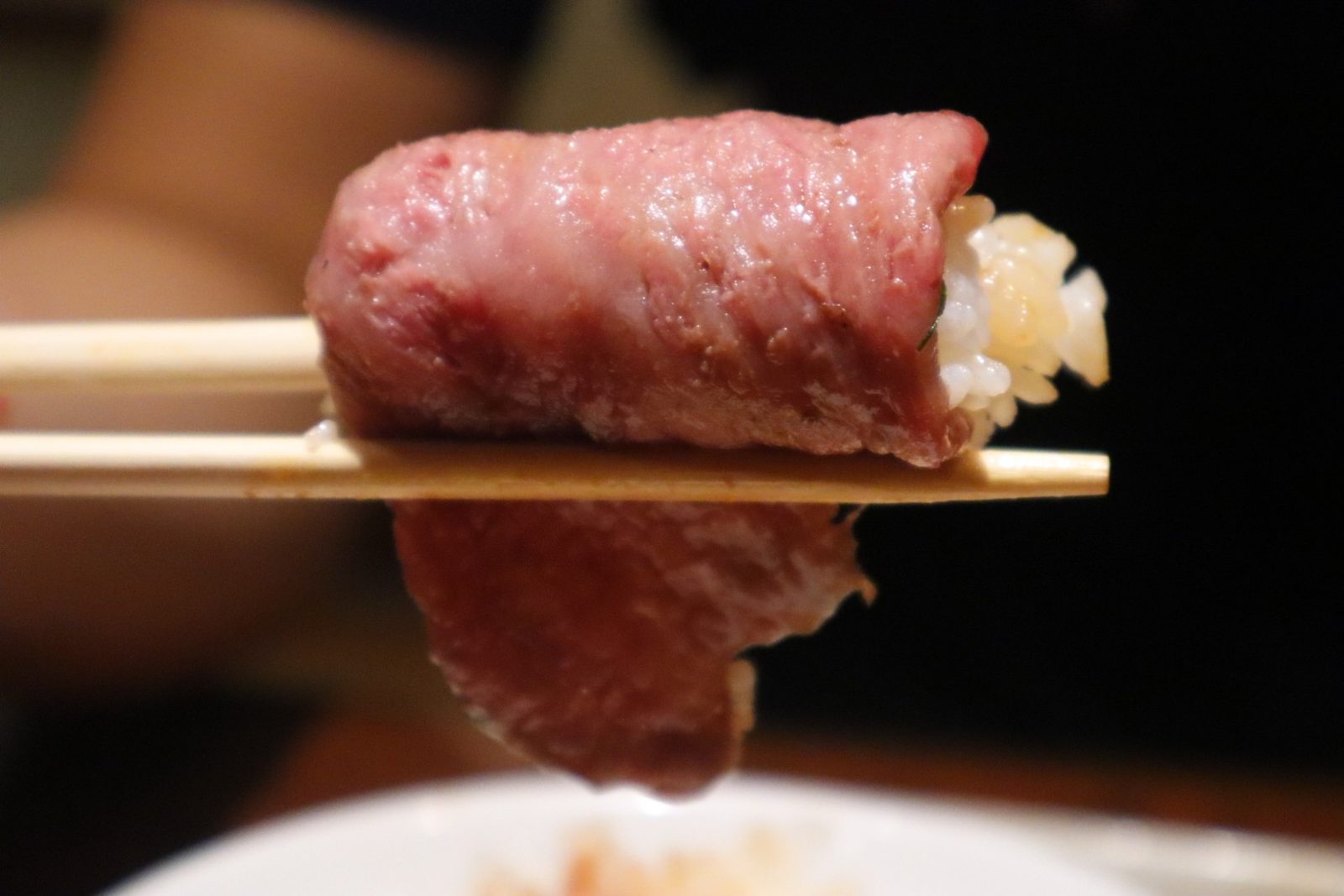 網の上で焼かれる赤身の肉のクローズアップ