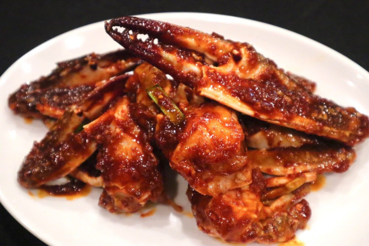 焼肉スタミナ苑|鉄板に大量の焼肉が並べられている様子