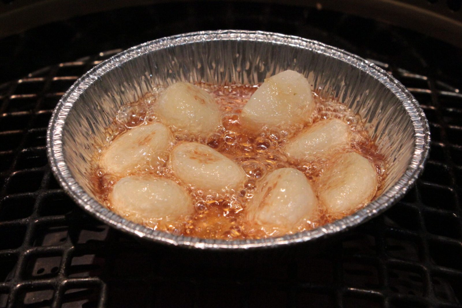 丸く並べられた肉の盛り合わせが焼き網の上に置かれている