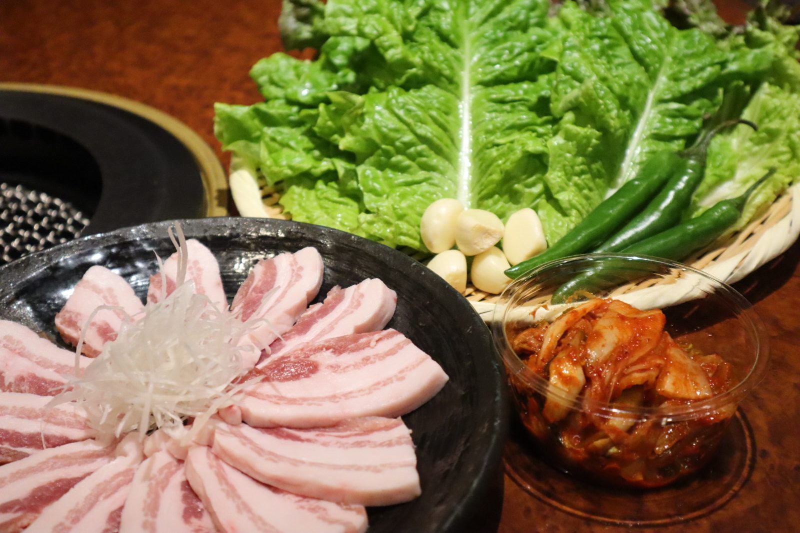 肉や野菜が盛り付けられた鉄板焼きの料理